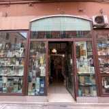 Una volta arrivati notiamo un�ampia vetrina dietro la quale trovano spazio decine di libri dalle copertine e pagine ingiallite